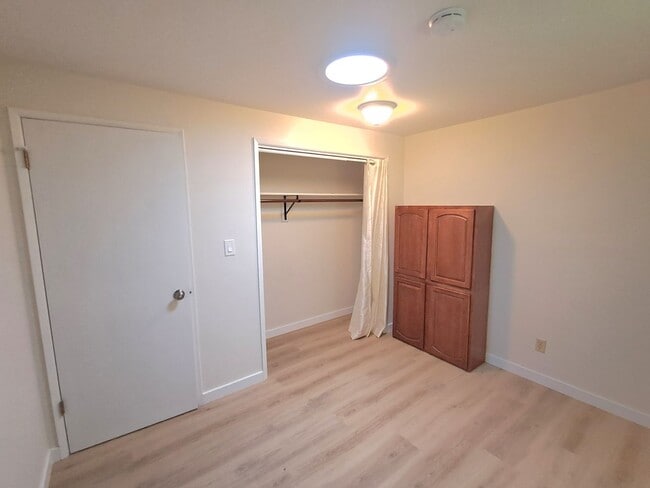 Building Photo - $2,595 - 4 Bed / 3 Bath Home with Fully Fe...