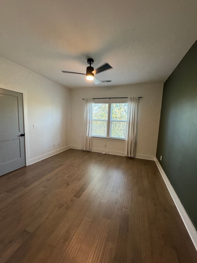 Building Photo - 3 bed. 2.5 bath in East Nashville ready fo...