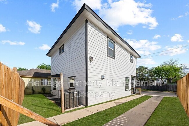 Building Photo - 323 Gabriel