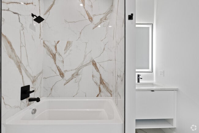 1BR, 1BA - 636SF - Bathroom - Parc West