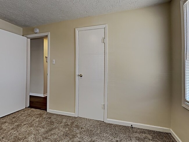 Building Photo - 4 bed 2 bath  with large backyard in Green...