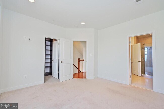 Building Photo - 8337 Looking Glass Way