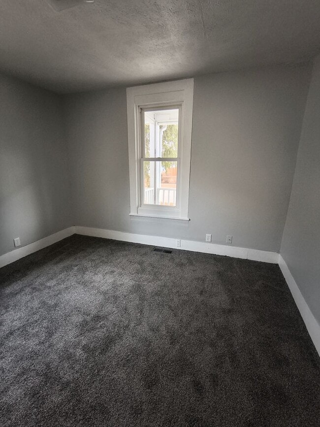 Building Photo - Cozy 3 Bedroom in Southside Council Bluffs!