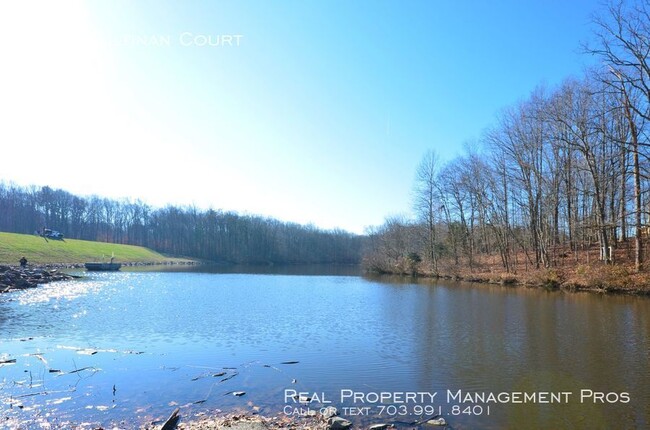 Building Photo - Charming End Unit by Huntsman Lake!