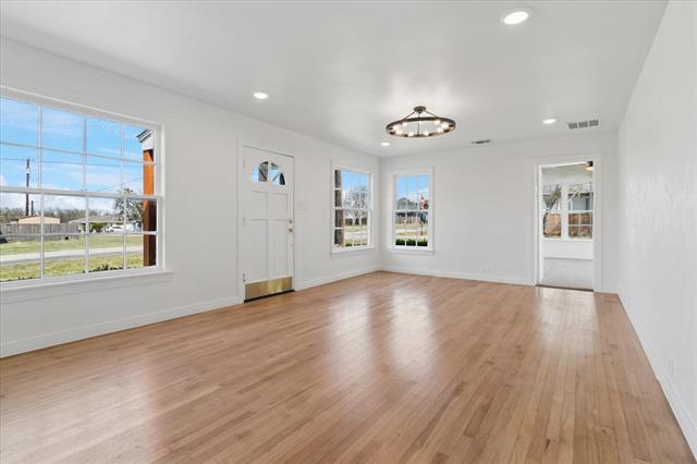 Building Photo - 602 W Pecan St