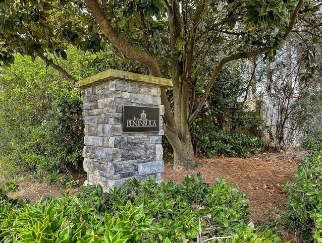 Building Photo - Easy, Modern Comfort in a Prime Charleston Location!