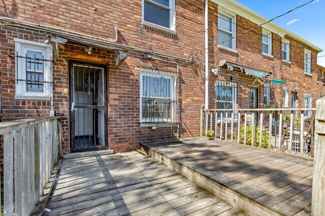 Building Photo - Beautiful updated townhome