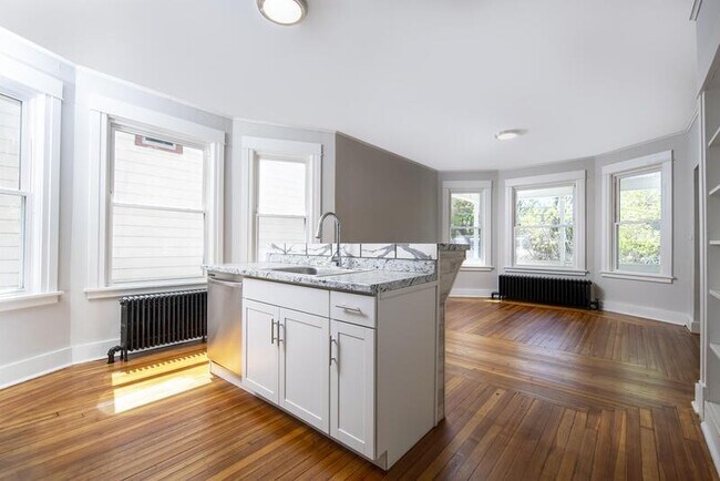 Primary Photo - 441 Hamilton St