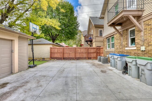 Building Photo - 5113 W Wisconsin Ave