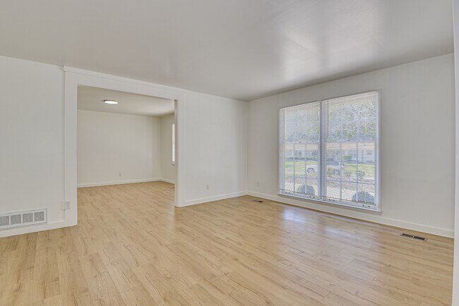 Building Photo - 3137 Edinburgh Dr