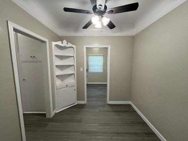 Building Photo - SPACIOUS 1 BEDROOM 1 BATH UPSTAIRS LOCATED NORTH OF DOWNTOWN LONG BEACH