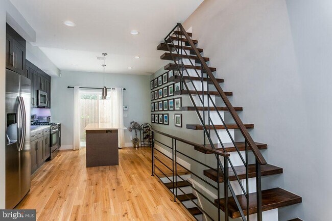 Building Photo - 2233 Latona St