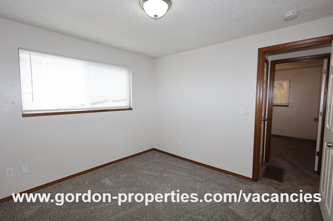 Building Photo - Webster Rd - Gladstone 2 bedroom duplex