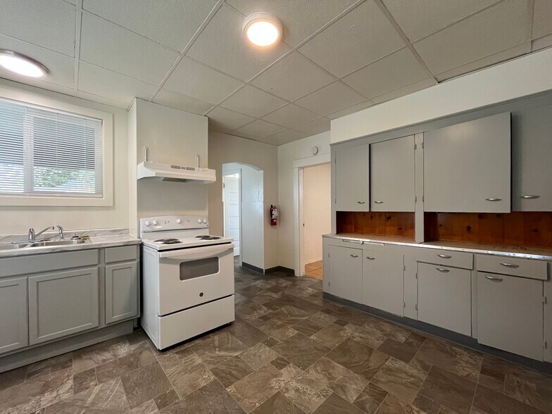 Building Photo - 445 Smithers Ave S