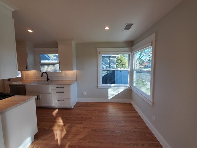 Building Photo - 10682 Center Dr