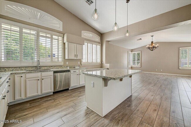 Building Photo - 13383 W Alvarado Dr