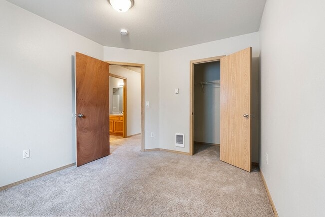 Building Photo - 4 bed, 2.5 bathroom House available
