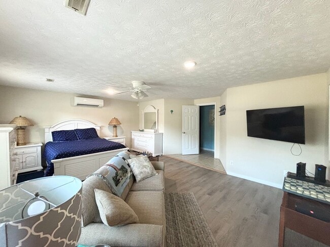 Building Photo - CALLING ALL SNOWBIRDS! Fully furnished apartment!