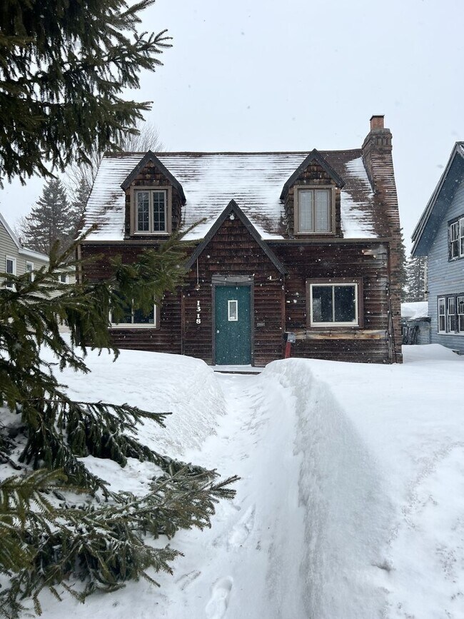 Building Photo - 1318 N 19th Ave E