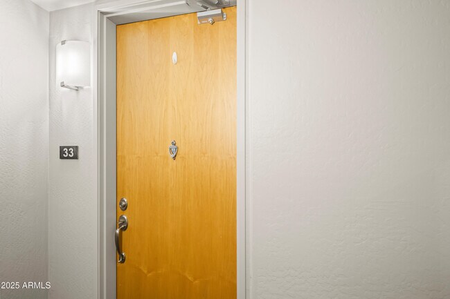 Building Photo - 17 W Vernon Ave