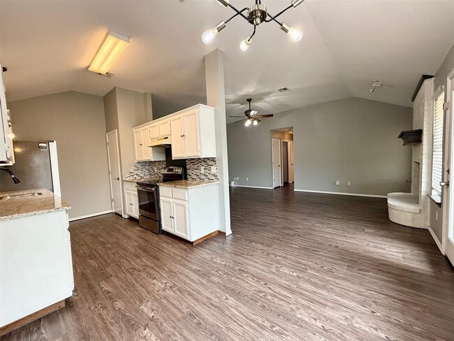 Building Photo - 2808 E Lake Dr