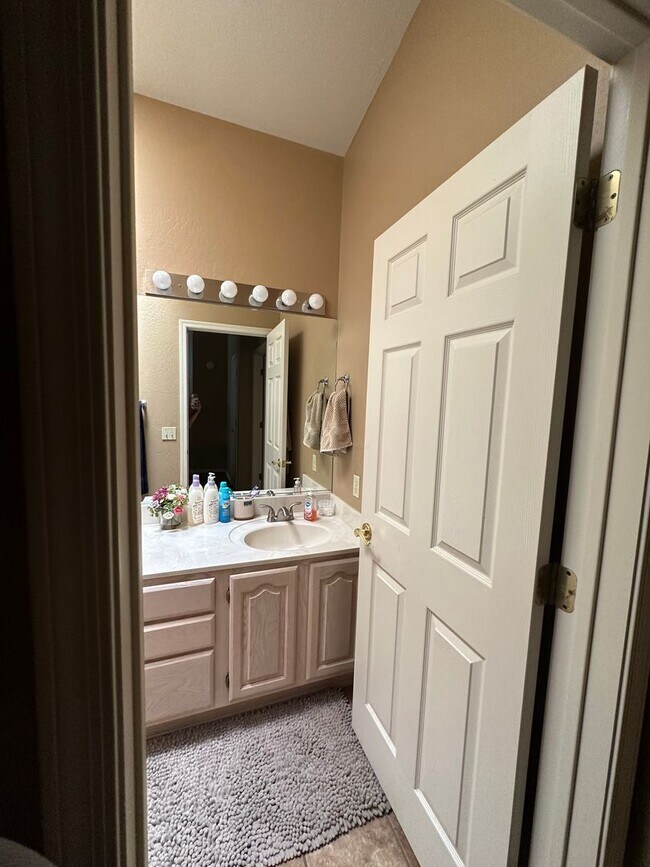 Building Photo - Beautiful two bedroom two bathroom contact...
