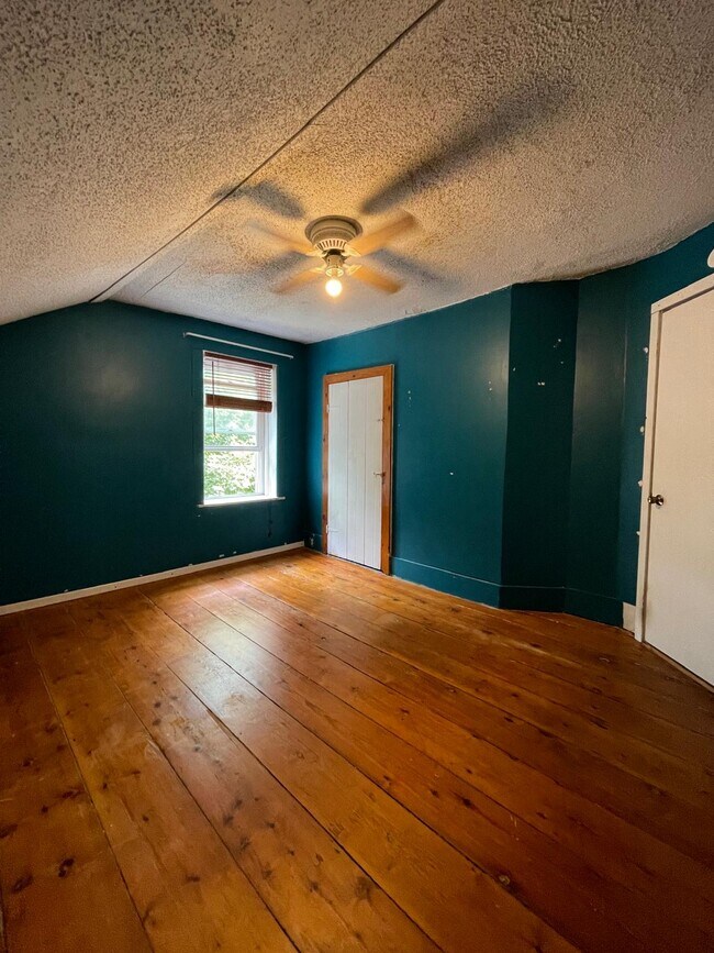 Building Photo - 977 Riverside Dr