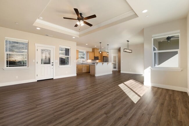 Building Photo - Beautiful 3 bedroom, 2 bath home in Paradise! Open Floor Plan with Attached Garage!