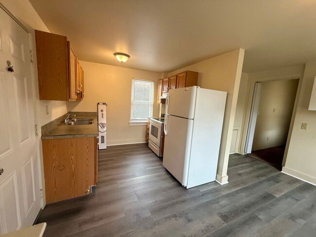 Building Photo - 154 E Main St