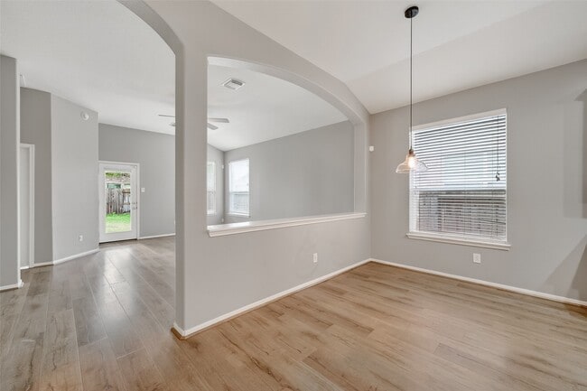 Building Photo - 6431 Applewood Forest Dr