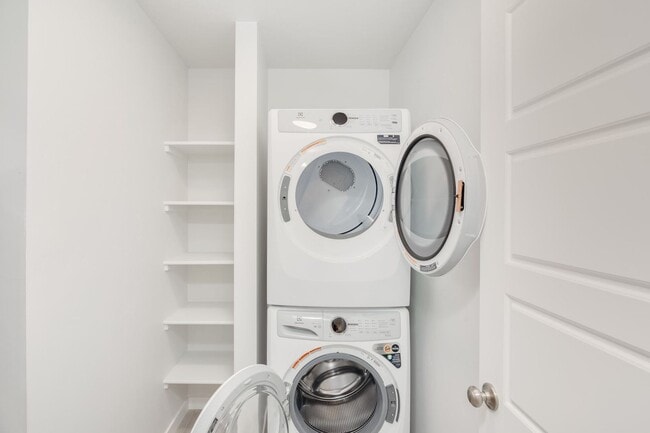 Building Photo - 2 Bedroom Cottage Now Available!