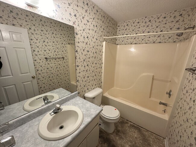 Building Photo - Apartment For Rent