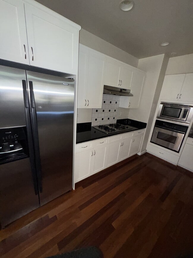 Building Photo - FIRST MONTH FREE RENT Luxurious 4-Bed, 4-B...