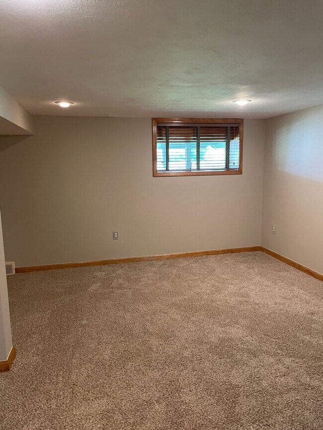 Building Photo - 288 Summerhaven Dr N
