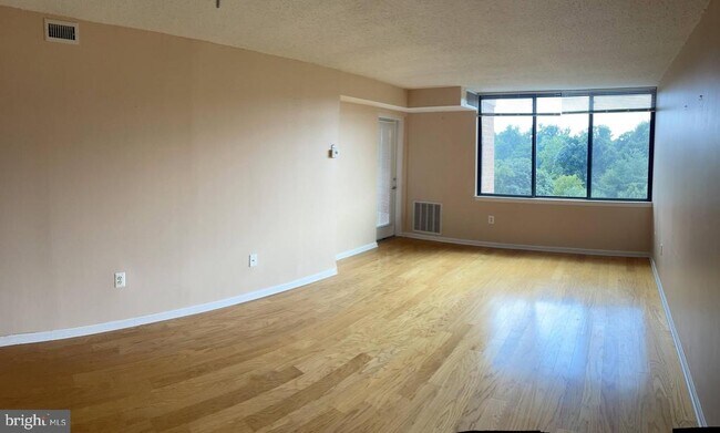 Building Photo - 10101 Grosvenor Pl