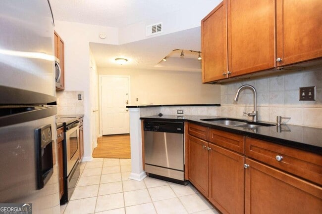 Building Photo - 1250 Parkwood Cir SE