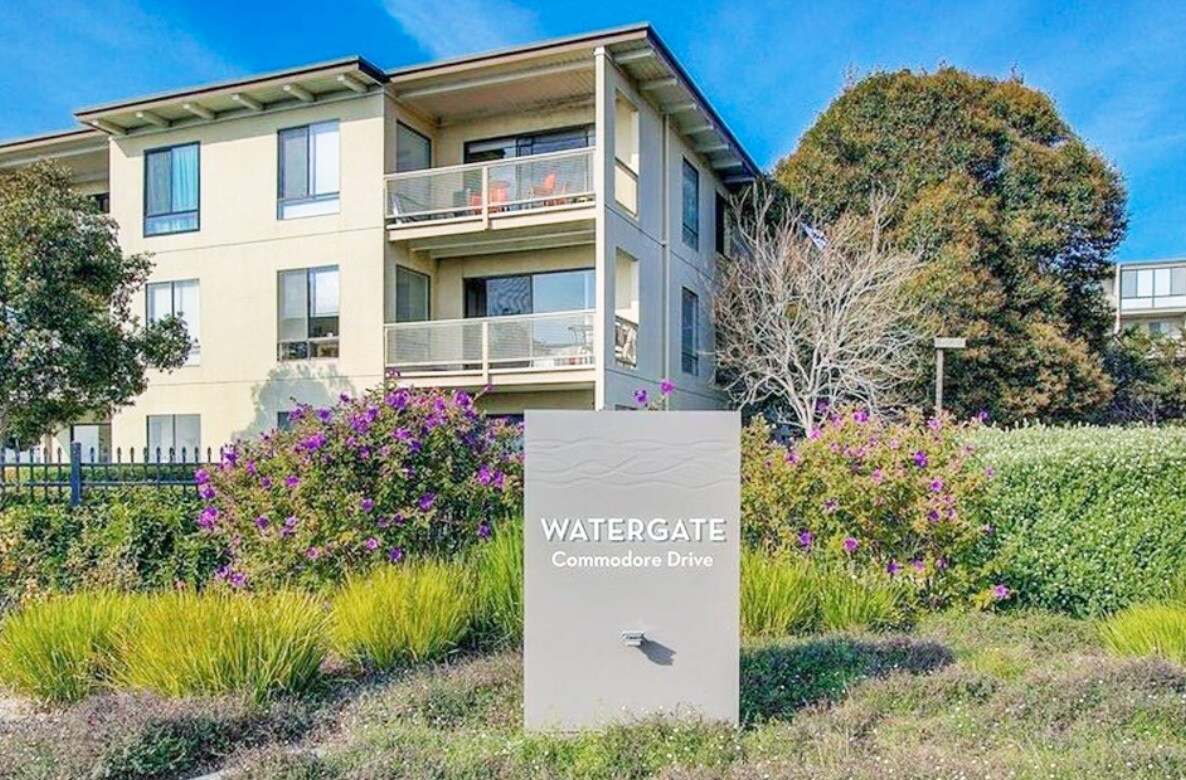 Building Photo - 2 Commodore Dr