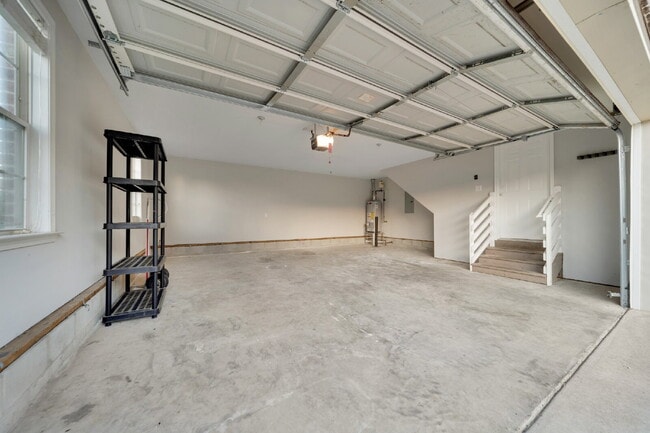 Building Photo - FULLY and Tastefully furnished 3 bedroom h...