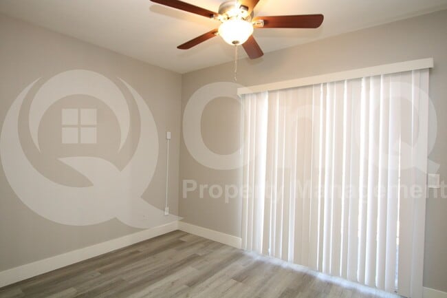 Building Photo - 2807 E Paradise Ln