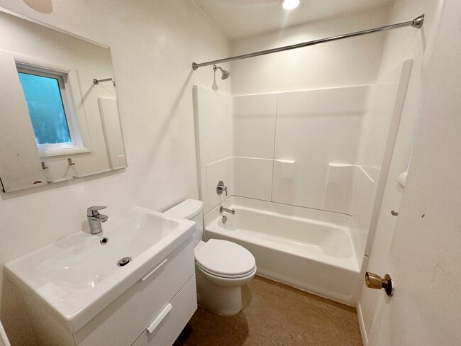 Building Photo - Beautiful 1-bedroom unit (half of a duplex...
