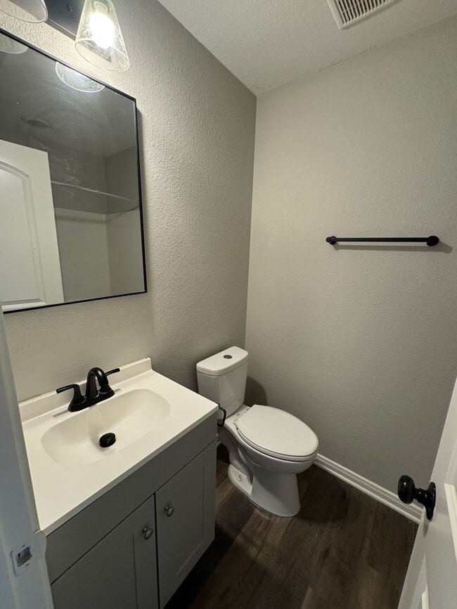 Building Photo - Updated Private Duplex