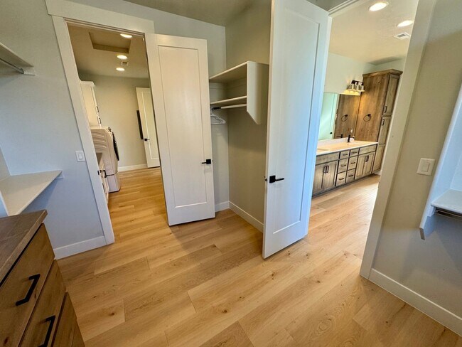 Building Photo - Beautiful Modern 5 Bedroom Furnished Home!!