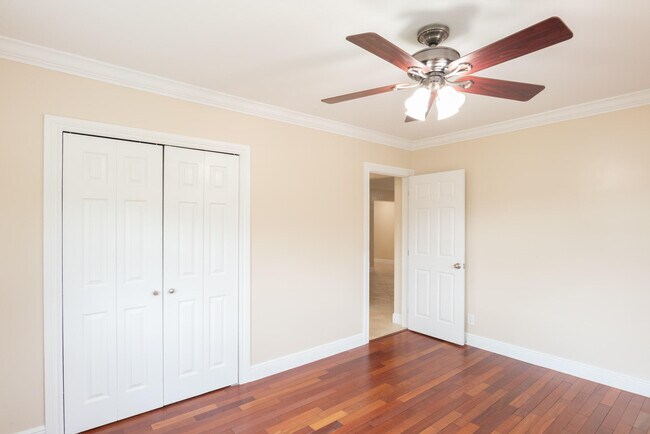Building Photo - 374 Linda Ln