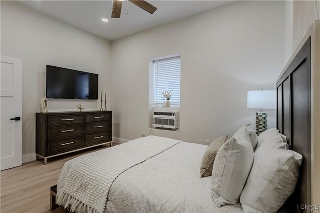 Building Photo - 1104 Main St