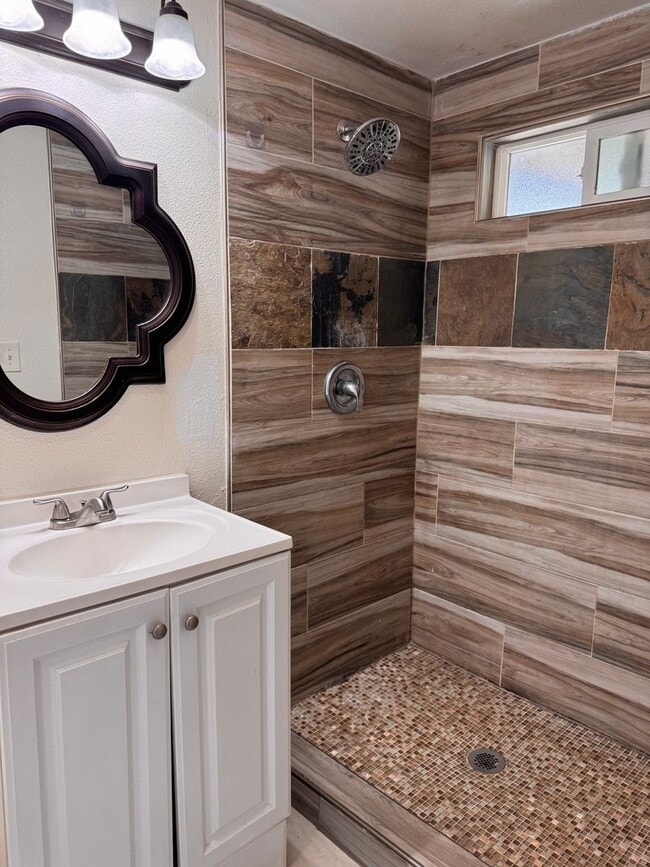 Building Photo - Beautifully Updated 4/2 in Old Fig