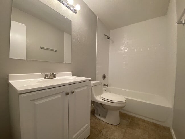 Building Photo - Updated 4 Bedroom, 1.5 Bath!