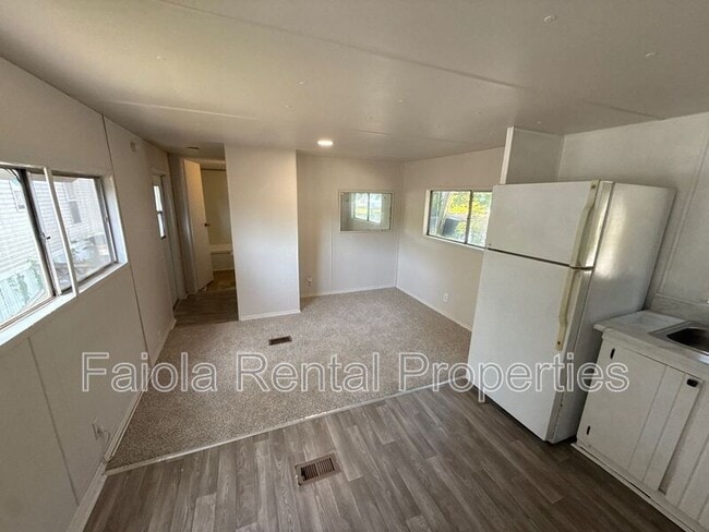 Building Photo - 10 Talmar Ln