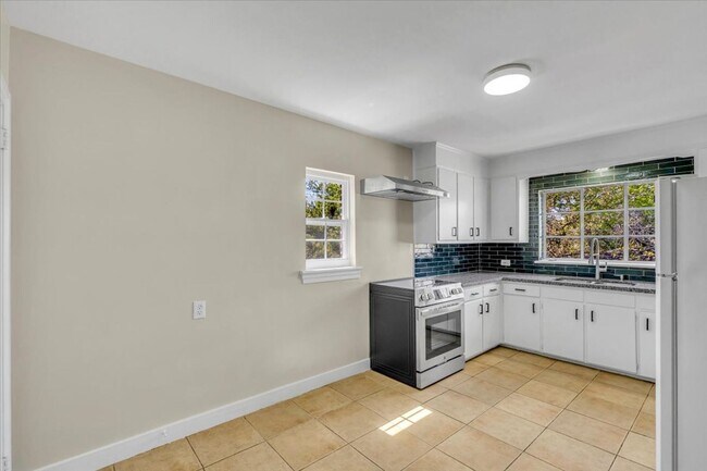 Building Photo - 2 bedroom off of Historic Victory Drive and minutes from Daffin Park