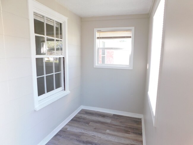 Building Photo - Newly Remodeled Spacious 3 bedroom Home