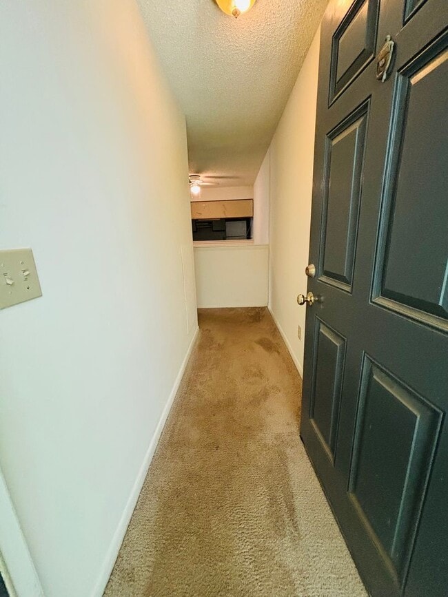 Building Photo - 1315C Henry Ln